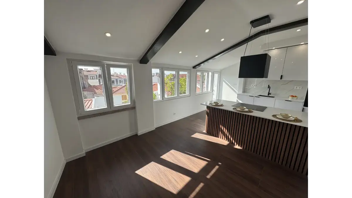 Sala e cozinha integradas — espaço renovado em Lisboa