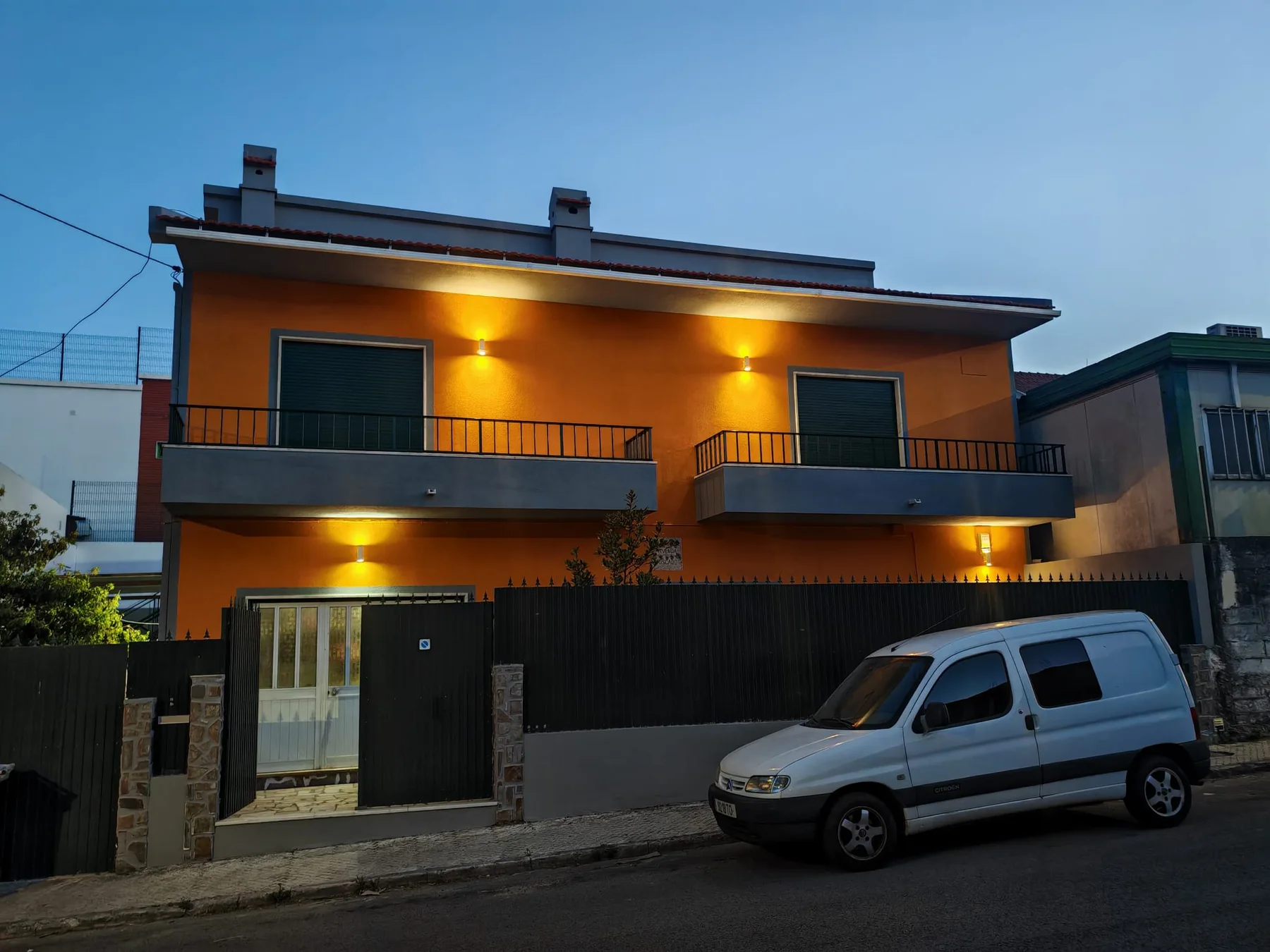 Fachada residencial renovada com acabamento exterior