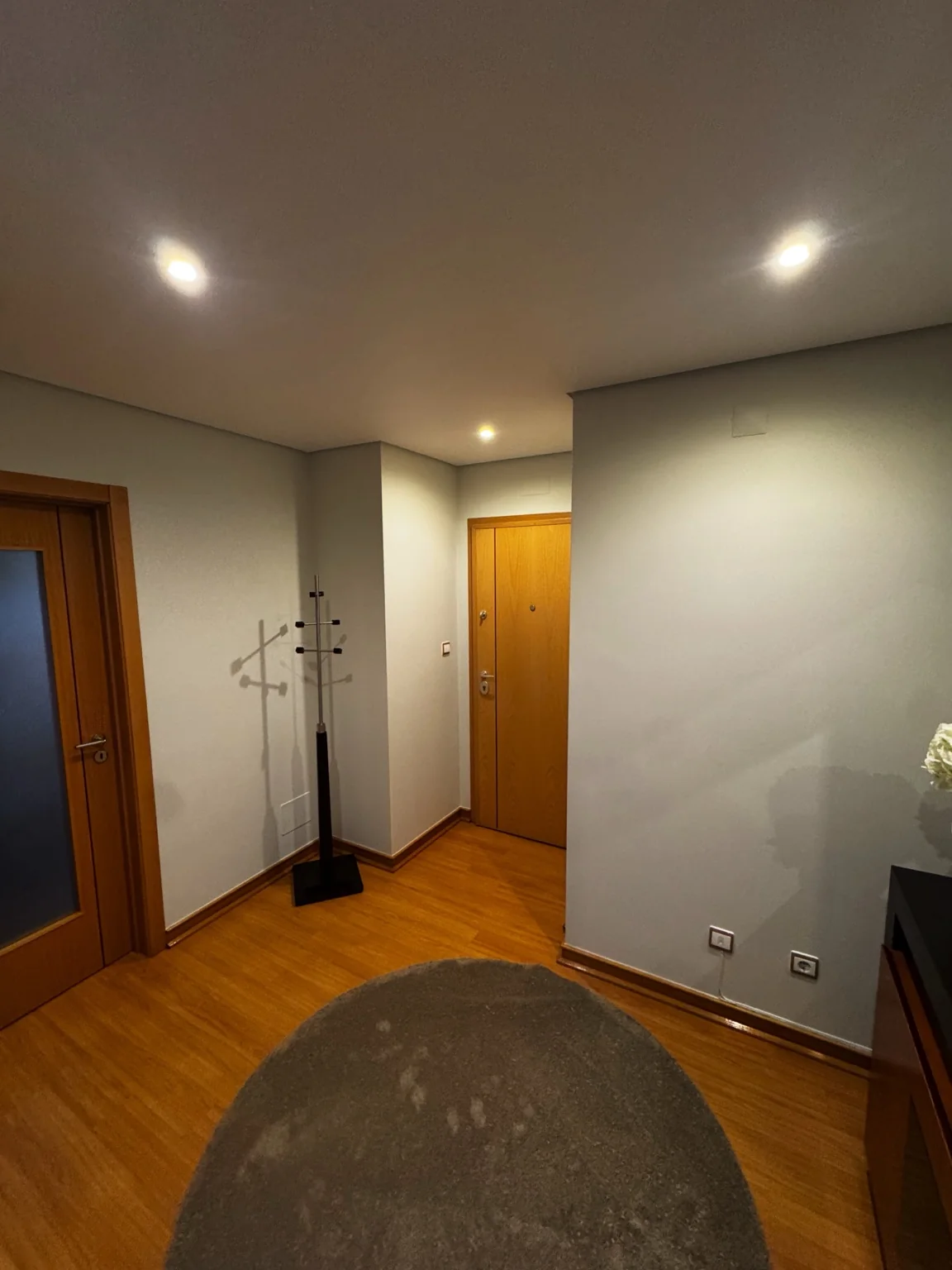 Hall interior renovado com acabamento uniforme