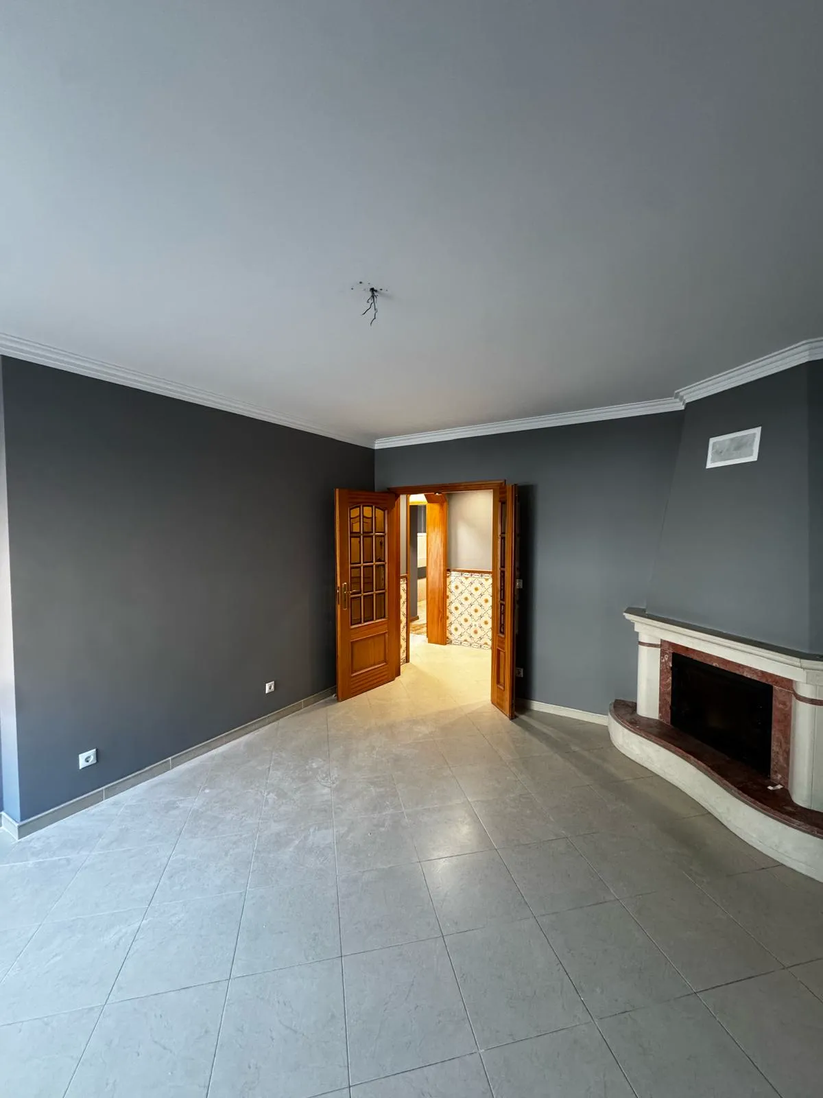 Sala com lareira — acabamento em cinzento