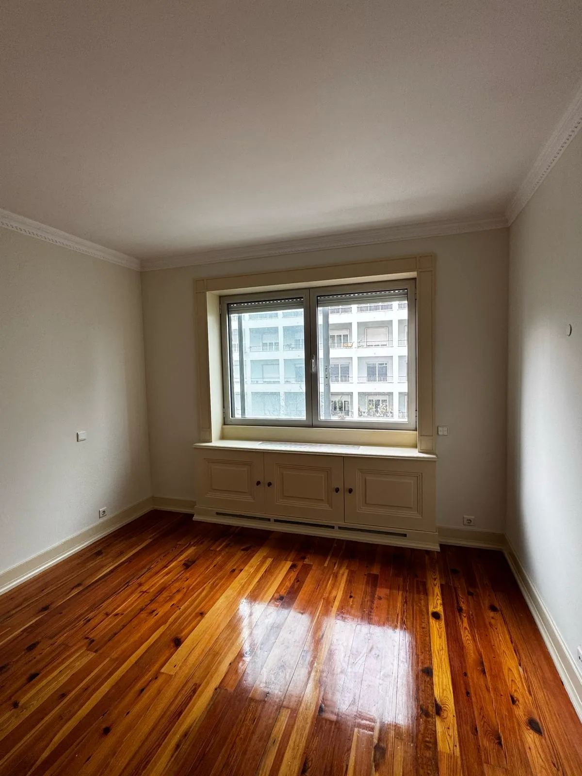 Quarto — luz natural, acabamento impecável