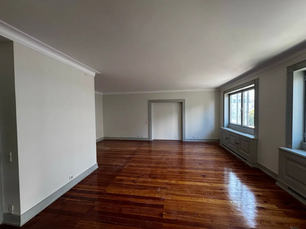 Sala ampla — branco e cinzento elegante