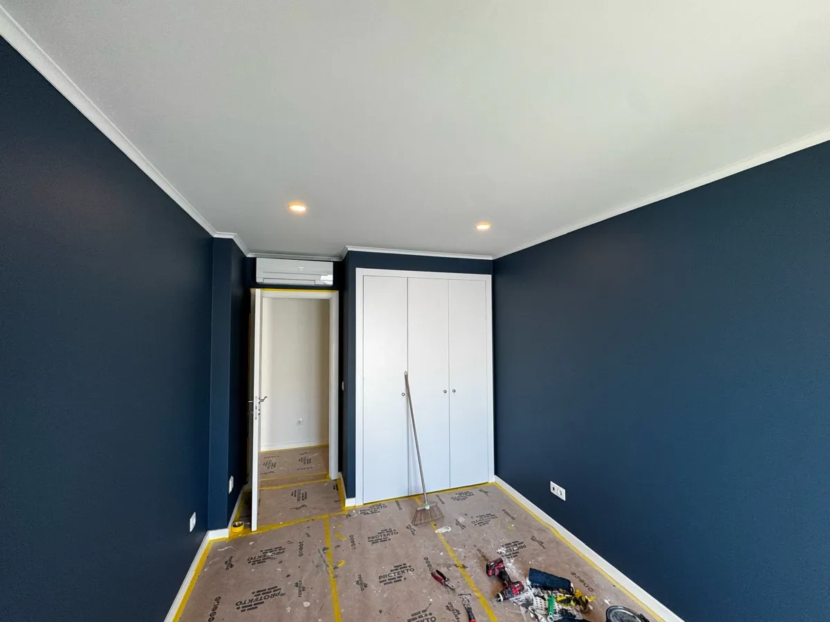 Quarto — azul marinho intenso com sancas