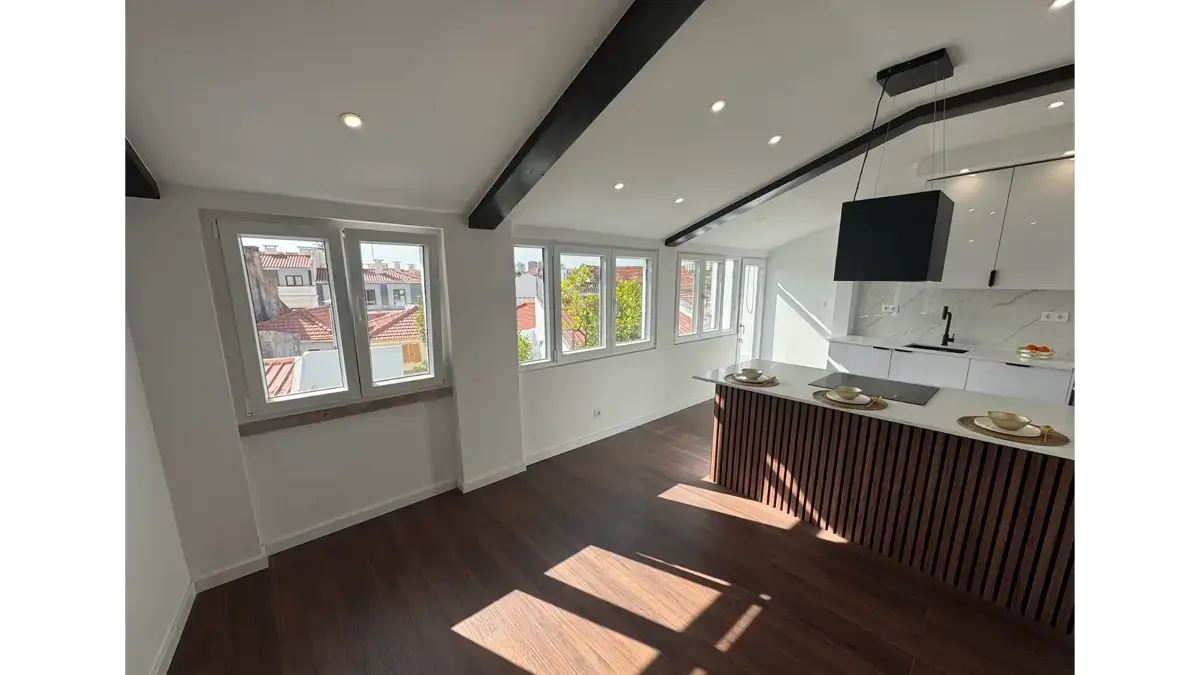 Open space com vista — teto em vigas e cozinha moderna